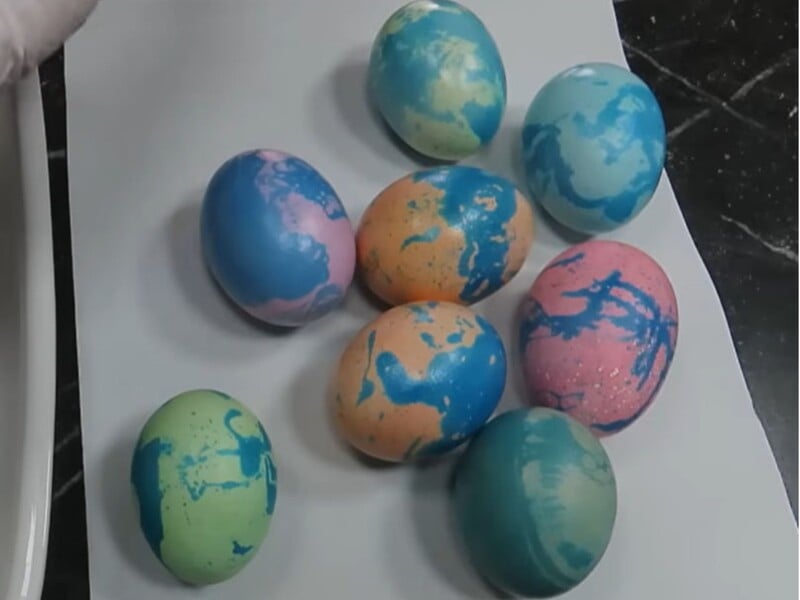 Лише одна хвилина – і оригінальні крашанки готові. Простий метод фарбування яєць на Великдень