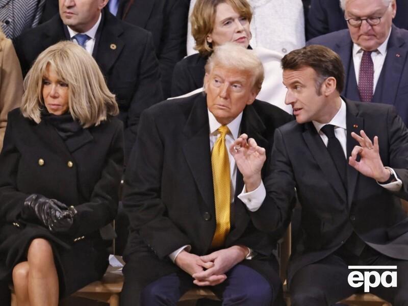 "Досі відходить від удару в щелепу". Трамп покепкував із Макрона і його стосунків із дружиною