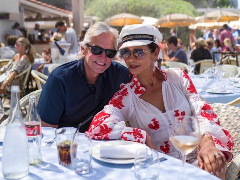 "Мама Венздей у вишиванці. Тепер ми бачили все". Зета-Джонс знялася в українському вбранні