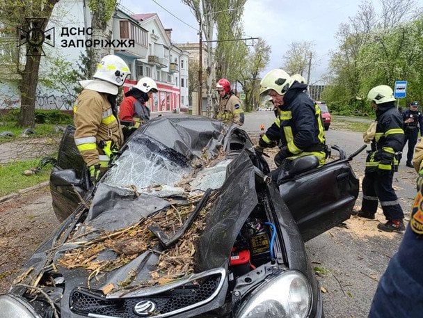 Смертельна негода в Україні: троє загиблих, сотні міст без світла і масові руйнування