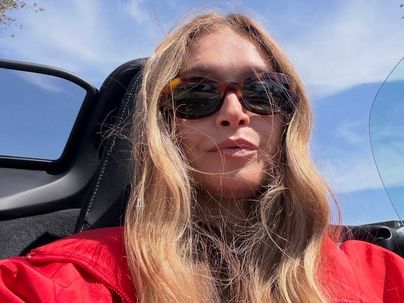 "Красуні". Брежнєва показала молодшу доньку й засвітила величезну каблучку на підмізинному пальці. Фото