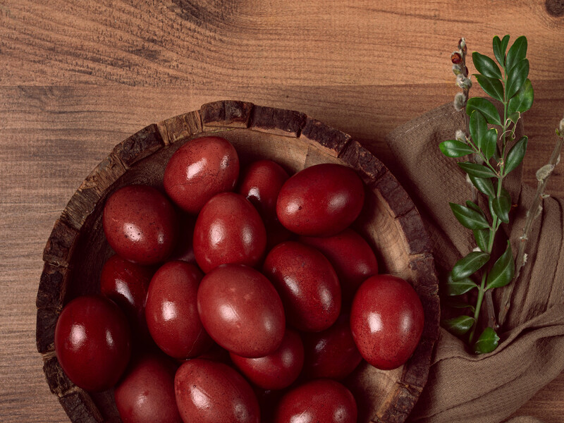 Як пофарбувати яйця за допомогою цибулевого лушпиння? Простий спосіб