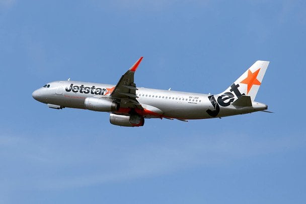 Літак змінив курс через витівки пасажирки на борту: що вона накоїла