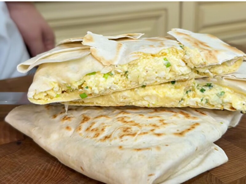 "Сирок тягнеться, лавашик хрумтить". Ідеальний білковий сніданок усього за 10 хвилин із чотирьох продуктів