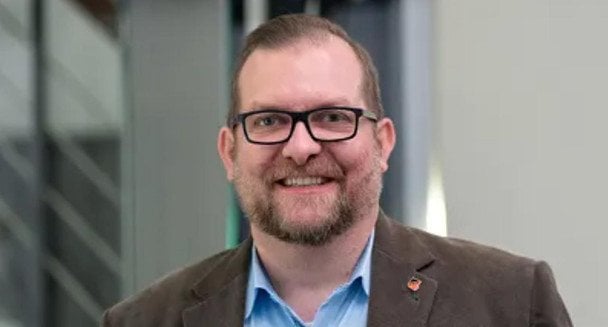 Сексуальний дипфейк колеги коштував посади речнику партії — подробиці скандалу