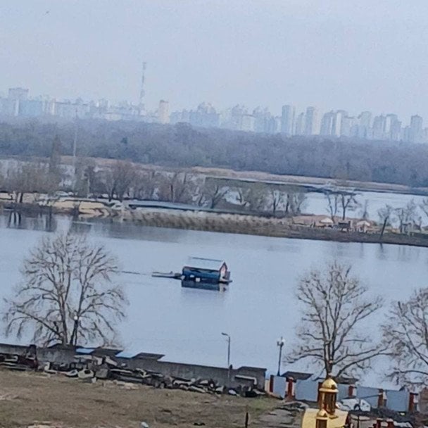 Посеред Дніпра помітили будинок: що відбувається і куди він пливе (відео)