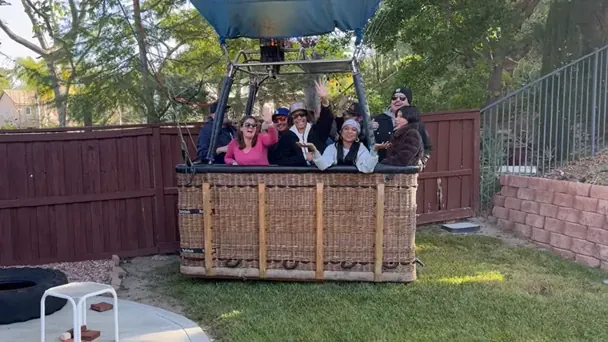 Чоловік був шокований, коли на його подвір’ї з’явились "гості з неба": що сталося (відео)