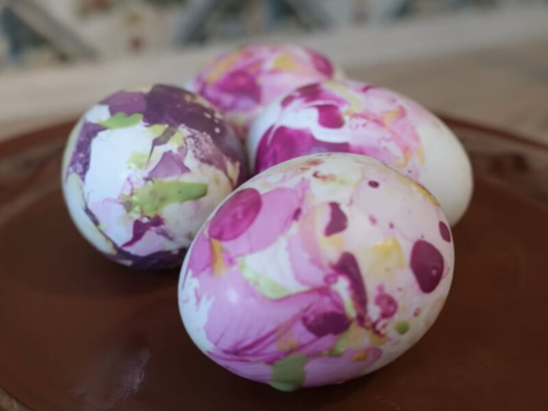 Ефектні крашанки з косметички. Просто додайте це у воду – й отримаєте яйця з неймовірним візерунком Ефектні крашанки з косметички. Просто додайте це у воду – й отримаєте яйця з неймовірним візерунком