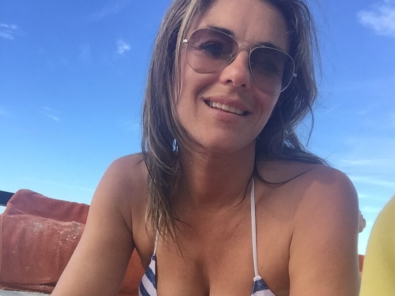 "Вона п'є з фонтана молодості!" 60-річна Герлі вразила мережу, показавши фігуру в бікіні