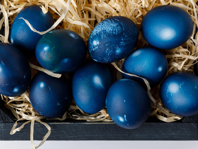 Залиште яйця у цьому відварі без хімії – отримаєте неймовірні сині крашанки