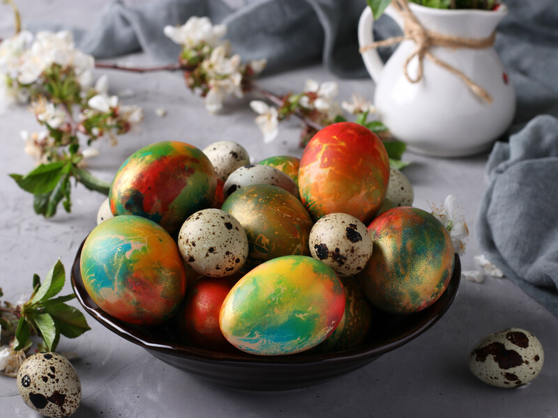 Дуже красиві мармурові яйця отримаєте за допомогою барвника й серветок. Лайфхак