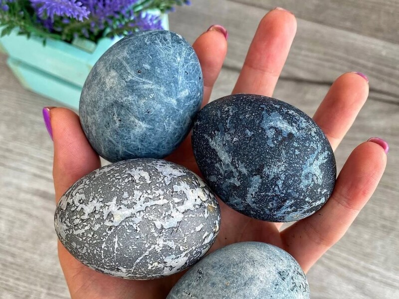 Просто залиште яйця на 30 хвилин у цьому настої – й отримаєте ефектні крашанки без зайвих витрат