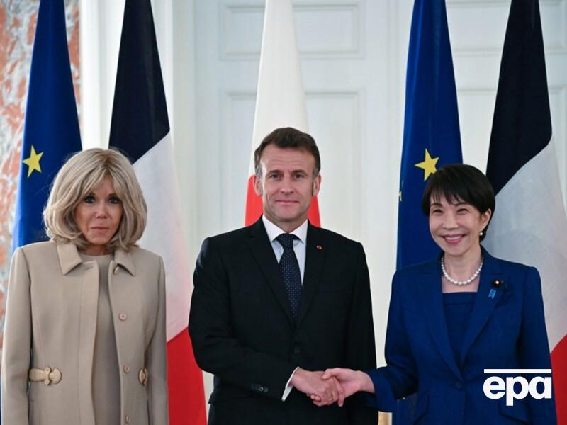 Макрон, якого нібито інколи лупцює дружина, показав прем'єрці Японії пікантний жест. Відео