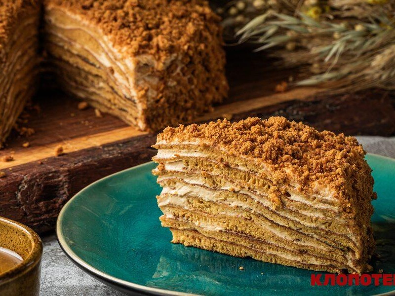 "Виходить таким же ніжним, ароматним і просоченим". Медовик без випікання за рецептом Клопотенка