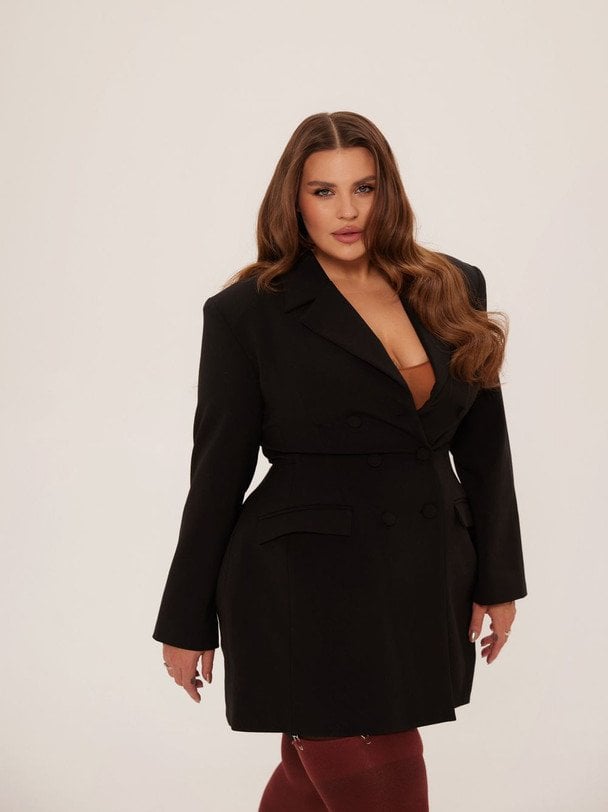 Солістка KAZKA приголомшила схудненням та в спідньому посвітила стрункою фігурою