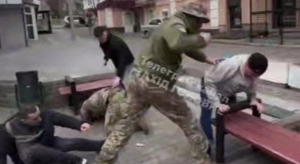 Група малолітніх напала на військових ТЦК в Луцьку: чим закінчилася бійка