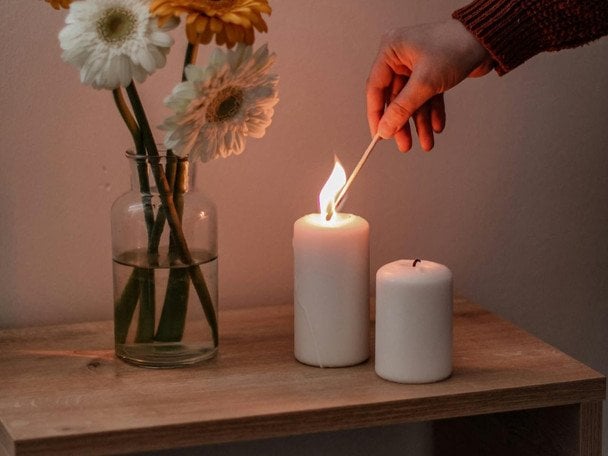 Гірше за куріння: ці популярні свічки руйнують ваше повітря вдома