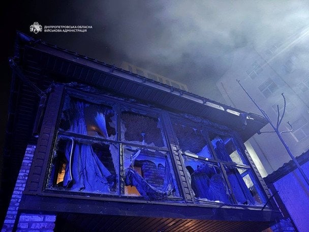 У Дніпрі після обстрілу РФ поранені діти та жінка: рятувальники гасять пожежі (фото)