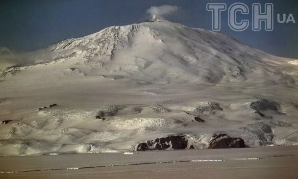 Найзагадковіший вулкан планети: кратер щодня викидає золото на тисячі доларів