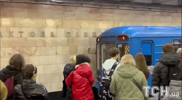 В метро Києва затримали чоловіка, який почав роздягатися: що відомо