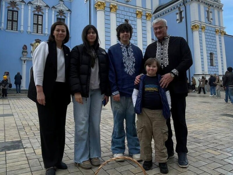 Глава українського МЗС Сибіга з'явився на публіці з дружиною й трьома дітьми. Фото