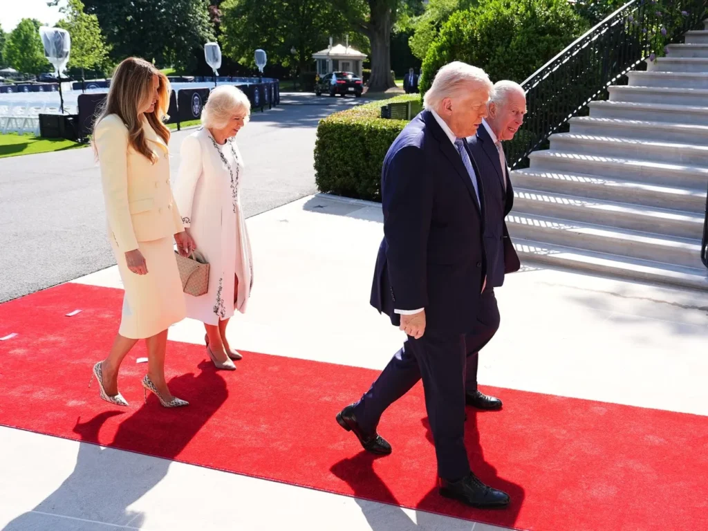 Трамп, який 29 секунд стискав руку Макрона, повторив трюк із Чарльзом III. Як відреагував монарх