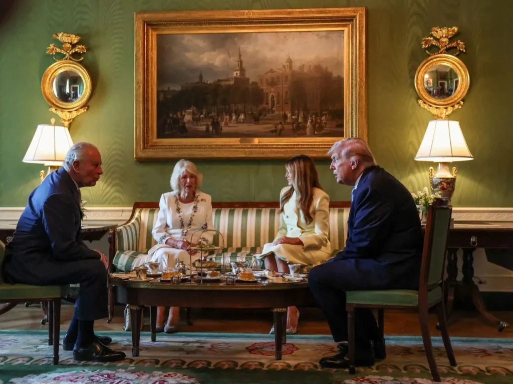 Трамп підколов дружину на зустрічі із Чарльзом III