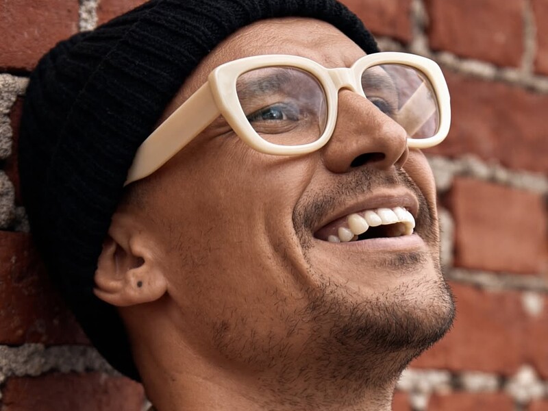 За кермом мотоцикла, на вулиці й у студії. П'ять нових фото Цимбалюка