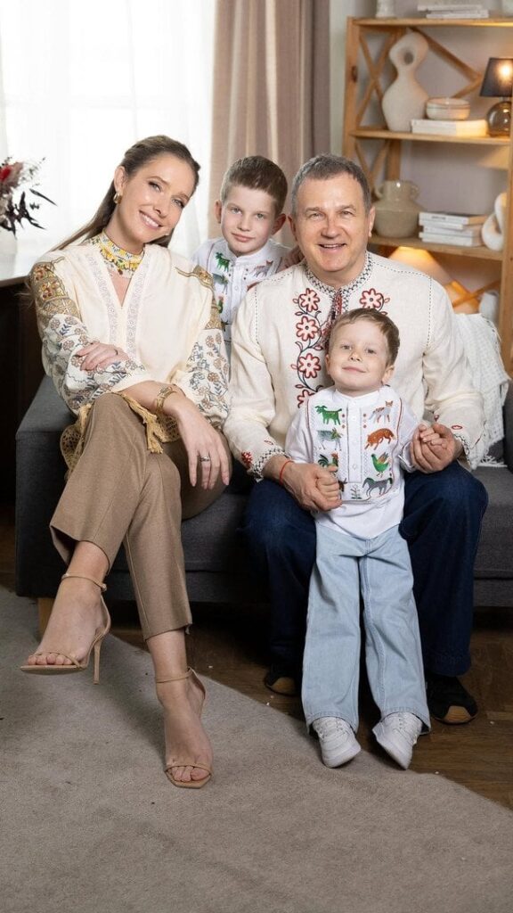 Осадча з синами й чоловіком у вишиванках привітали з Вербною неділею й замилували традицією