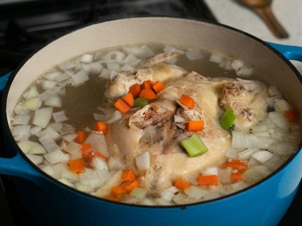 Секретний інгредієнт у бульйоні: як він змінює смак і чому з ним треба бути обережним