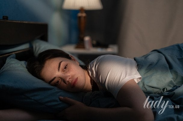 Що з’їсти, аби краще спати: експерти назвали фрукт, який допоможе побороти безсоння