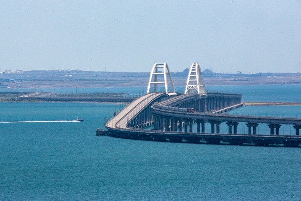 Стрілянина над Керченською протокою: рух мостом перекрили