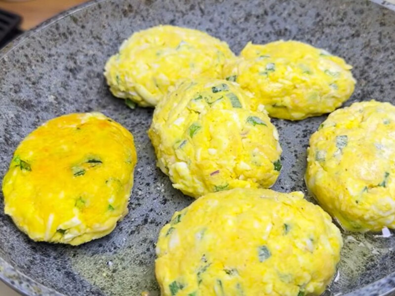 Залишилися яйця після Паски? Приготуйте з них за кілька хвилин соковиті котлети без грама м'яса