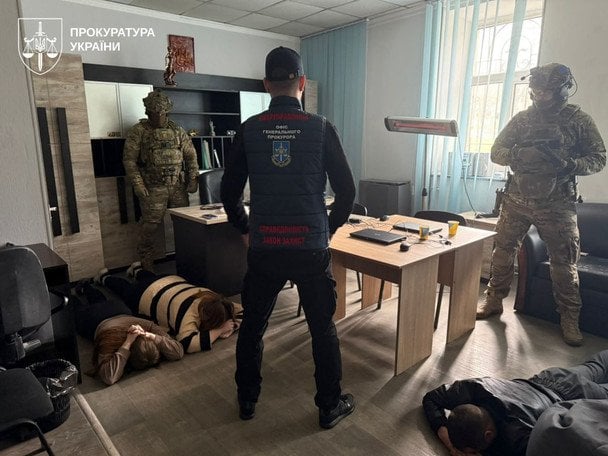 У Дніпрі викрили міжнародну мережу колцентрів: шахраї виманювали гроші через “кохання” та інвестиції