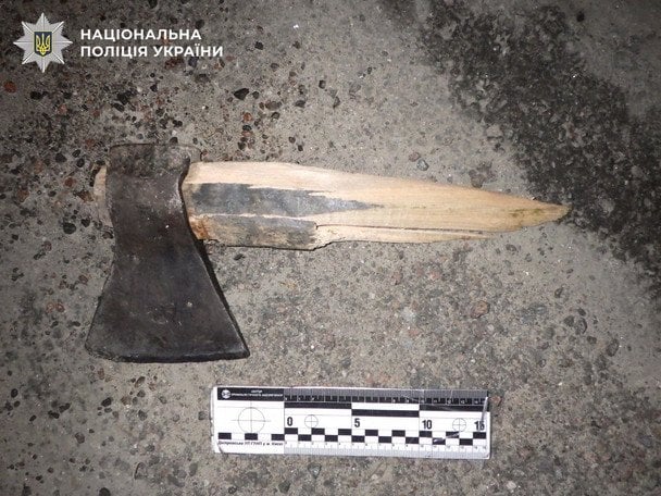 У Києві чоловік з сокирою накинувся на підлітка посеред вулиці: подробиці, фото
