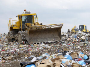 Українець думав, що знайшов на сміттєзвалищі скарб, але вдома на нього чекало розчарування. Що він виявив