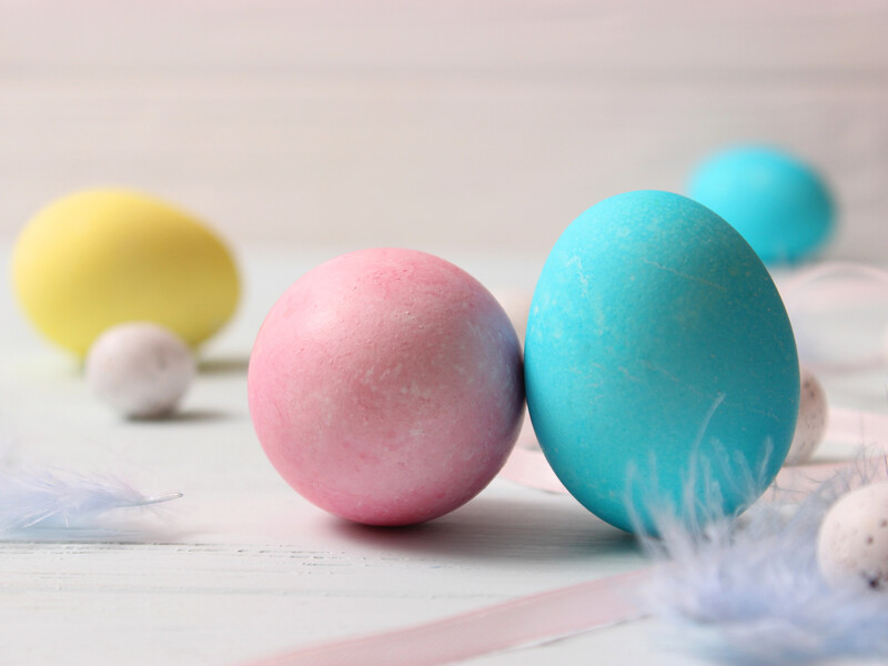 Капуста, серветки й каркаде. П'ять простих і бюджетних способів пофарбувати яйця без краплі хімії
