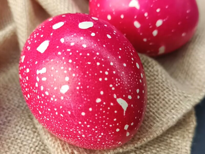 Просто опустіть яйця в цей розчин – і швидко отримаєте ефектні крашанки без дорогих інгредієнтів