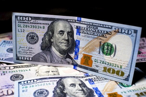 Хотіла купити авто, а везла радіацію: в українки знайшли небезпечну 100-доларову банкноту