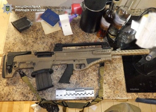 Постійно ходив зі зброєю: що відомо про чоловіка, якого затримали з карабіном і сотнею набоїв у ЖК Києва