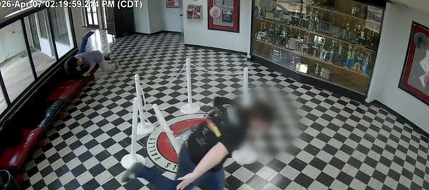 Директор школи в Оклахомі накинувся на учня: що його спонукало та чому він герой (відео)