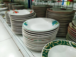 Як зняти наклейку з посуду? Чотири перевірені методи