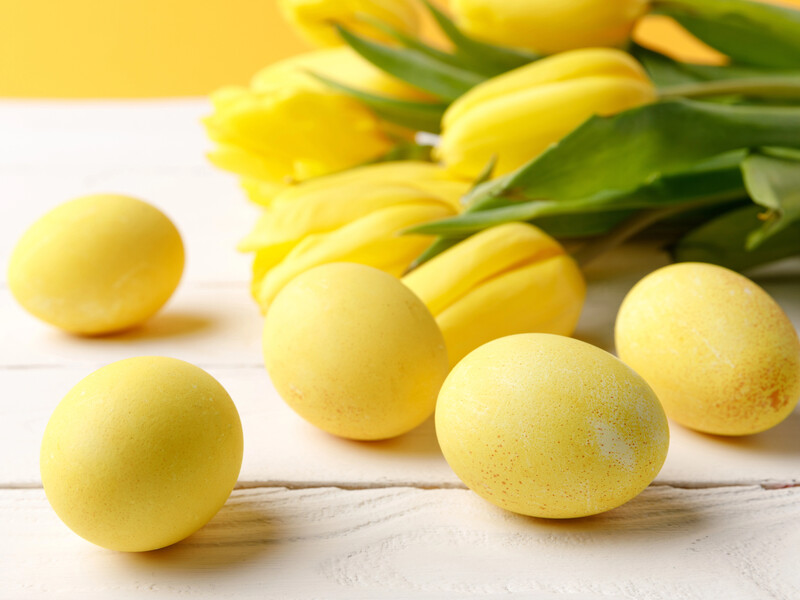 Такі яйця стануть прикрасою столу. Ніжно-жовті крашанки завдяки природному барвнику. І це не куркума
