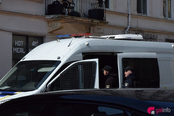 Пікантне шоу у центрі Львова: голий іноземець у вікні вимагав пива та “трави”