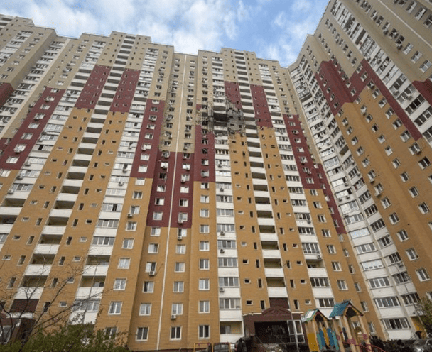 Чорний дим над містом, "прильоти" по багатоповерхівках та загиблі: деталі смертельної атаки РФ на Київ (відео)