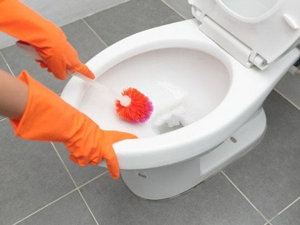 Як відмити унітаз та застарілий наліт у ванні: «пів склянки», який замінить дорогу хімію