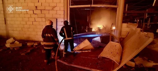 На Київщині після удару РФ спалахнула масштабна пожежа на підприємстві — подробиці (фото)