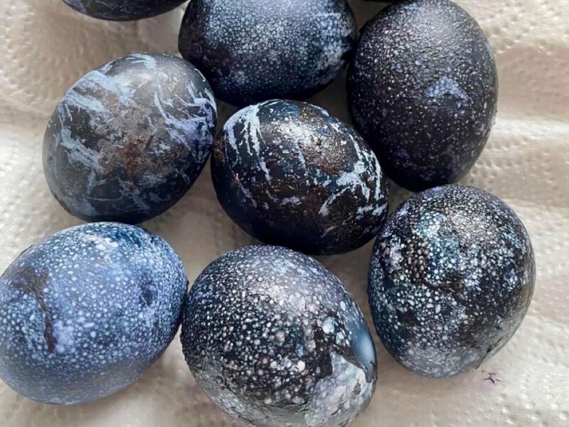 Просто загорніть яйця в серветку – і вийдуть неймовірні крашанки з космічним візерунком. Лайфхак