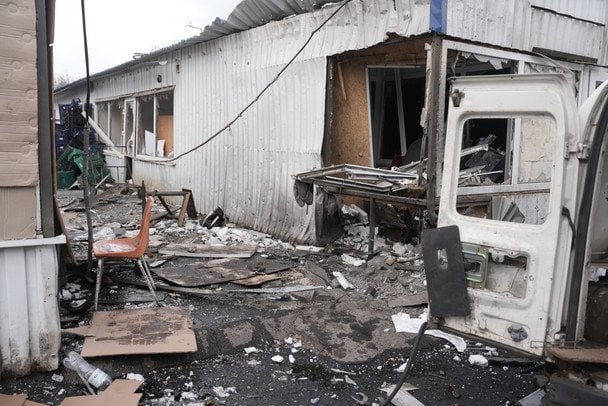 "З вогню витягували жінку": що зараз відбувається на місці кривавого удару РФ по ринку у Нікополі (фото)