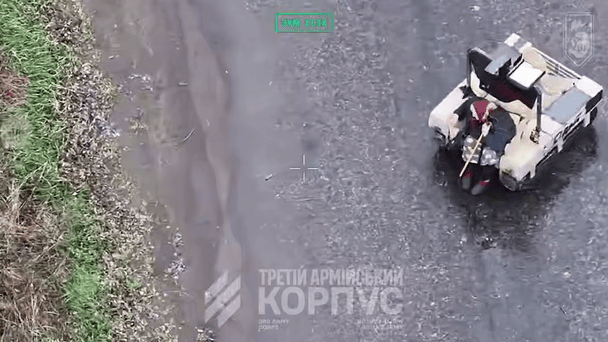 "Сідай, бабусю": стареньку жінку врятував з-під обстрілів робот